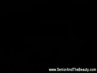 বিশাল মোরগ ইউরোপীয় মেয়ে পায় হার্ডকোর বিরুদ্ধে একটি পুরাতন গাড়ী দ্বারা প্রাচীন রীতি শহরবাসী