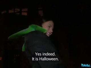 Public agent tina kay devine coafat în sus pentru haloween petrecere și inpulit de străin