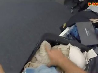 Aanlokkelijk latina stewardess pawning haar stuff en gekregen geneukt hard