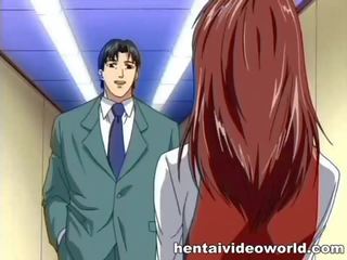 Pejabat muda wanita hugs zakar/batang antara anime payu dara