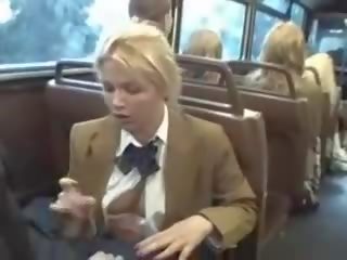 Blond miel sucer asiatique chaps peter sur la autobus