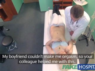 Gadungan rumah sakit malu pasien dengan perendaman basah alat kemaluan wanita menyemprotkan di docs jari