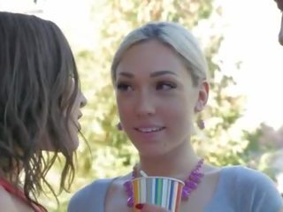 Medrasno trojček s lily labeau in abella danger