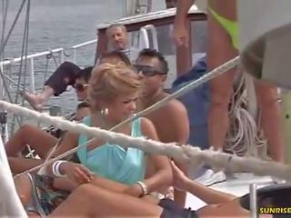 Sunrise rois: blond donne une pipe sur la bateau