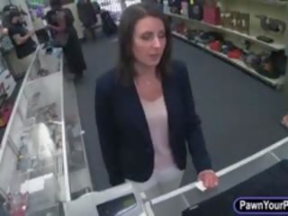 Customers nevasta a fost convins pentru inpulit în the camera din spate