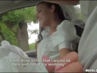 Amirah adara içinde bridal gown sarılı flört klips