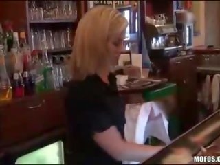 Bjonde barmaid earns disa për e pisët film në bar